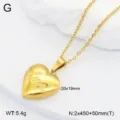 Collier pendentif médaillon cœur en acier inoxydable doré vue détaillée gravure. - Médaillon Cœur Lettre / Or
