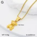 Gros plan détaillé du collier pendentif ours en acier inoxydable doré à finition brillante. - Collier Pendentif Ours