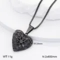 Vue détaillée du collier pendentif médaillon coeur en acier inoxydable noir avec chaîne. - Médaillon Cœur Ajouré / Noir