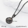 Vue detaillee d un collier pendentif medaillon rond en acier inox avec finition lisse. - Médaillon Rond / Noir