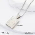 Collier pendentif médaillon livre en acier inoxydable avec motif en relief, vue principale. - Médaillon Livre Gaufré / Argent