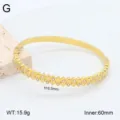 Gros plan détaillé du bracelet jonc en acier doré et strass avec ses dimensions claires. - Style 2