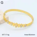 Vue détaillée du bracelet jonc en acier inoxydable doré avec strass et design géométrique unique. - Style 5