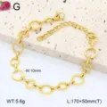 Vue de detail du bracelet en maillons d'acier inoxydable dore au design geometrique. - 2