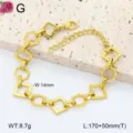 Vue rapprochée du bracelet à maillons géométriques en acier inoxydable doré au design épuré. - Style 3
