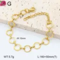 Vue de détail d'un bracelet en acier inoxydable doré à maillons géométriques. - 4