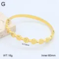 Gros plan detail du bracelet jonc en acier dore motif coquillage avec cristaux. - Or 18 carats / 5
