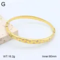 Bracelet jonc ouvert en acier inoxydable doré avec strass étincoyants, diamètre 60mm. - Or 18 carats / 6