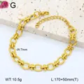 Vue détaillée du bracelet de chaîne en acier inoxydable plaqué or avec maillons lisses. - 8