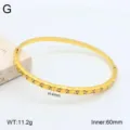 Vue détaillée du bracelet jonc ouvert en acier inoxydable plaqué or 18k avec strass 60mm - Style 18