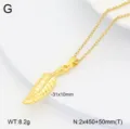 Collier pendentif feuille en acier inoxydable doré, vue de détail, bijou élégant femme. - Plume / Or