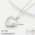 Collier pendentif medaillon coeur en acier inoxydable, vue detaillee avec texture elegante. - Style 2 / Acier
