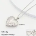 Vue détaillée d'un collier médaillon cœur gravé en acier inoxydable avec compartiment photo. - Style 2 / Acier