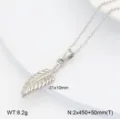 Détail de collier pendentif plume en acier inoxydable, bijou élégant et léger. - Plume / Acier