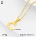 Vue détaillée du collier pendentif lettre C en acier inoxydable doré avec finitions. - Or (Type 2)