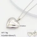 Vue de détail du collier médaillon cœur en acier inoxydable avec motif gravé et chaîne élégante. - Style 3 / Acier