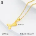 Gros plan détail d'un collier pendentif queue de sirène en acier inoxydable doré. - Jupe sirène / Or