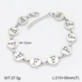 Bracelet à maillons en acier inoxydable avec charnières rondes ajourées, vue détaillée de la finition. - Style F