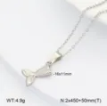 Vue détaillée du collier pendentif queue de sirène en acier inoxydable avec chaîne fine. - Jupe sirène / Acier