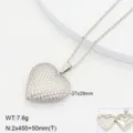 Vue détaillée du pendentif médaillon cœur en acier inoxydable avec une texture fine. - Style 4 / Acier
