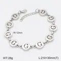 Vue détaillée du bracelet en acier inoxydable lettre G, design de charm rond poli. - Style G