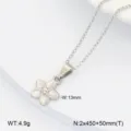 Gros plan détaillé du pendentif collier fleur à cinq pétales en acier inoxydable, beau design. - Fleur à cinq pétales / Acier