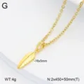 Vue détaillée du collier pendentif plume en acier inoxydable doré élégant avec chaîne fine. - 5 Or