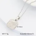 Gros plan détaillé du pendentif carré en acier inoxydable avec motif de rose en relief. - 8 Acier