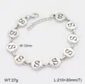 Vue de détail en gros plan du bracelet à maillons en acier inoxydable poli avec breloque lettre S. - Style S