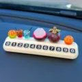 Linda tarjeta de estacionamiento temporal de coche en miniatura de frutas y bebidas - Set de mangostán pelado a medias, mangostán, 2 naranjas pequeñas, 2 bebidas y placa de aparcamiento