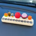 Tarjeta de estacionamiento temporal de coche con decoraciones de frutas en miniatura lindas - Set de mangostán pelado a medias, lichi, 2 naranjas pequeñas, 2 bebidas y placa de aparcamiento