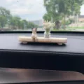 Süße Katzen Auto temporäre Parkkarte und Aromatherapie Ornament kreative Armaturenbrett - Sitzende Katze Mit Weißer Schleierkraut Vase Parkschild / Weiß