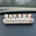 Tarjeta de estacionamiento temporal de coche Maneki-neko bonita con número oculto y gatos. - Placa de aparcamiento de aromaterapia beige (Retrato familiar 6 gatos de la fortuna)