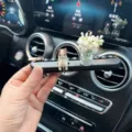 Süße Katzen Auto temporäre Parkkarte Nummernschild mit Aromatherapie Ornament für Armaturenbrett. - Sitzende Katze Mit Weißer Schleierkraut Vase Parkschild / Schwarz