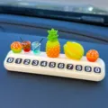 Tarjeta de estacionamiento temporal para coche con frutas y bebidas en miniatura bonitas. - Piña + carambola + 2 naranjas pequeñas + 2 bebidas + placa de aparcamiento