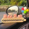 Lindo cerdo de diseño tarjeta de estacionamiento temporal adorno interior de coche con número - Placa de aparcamiento blanca con orejas de gato, 4 cerditos de postre y globos de colores