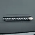 Auto temporäre Parkplatz Telefonnummern Schild, stilvolle schwarze Armaturenbrett Dekoration. - Basis Aromatherapie Parkschild / Schwarz