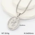 Gros plan de détail du collier pendentif Vierge Marie en acier inoxydable vintage 3D poli. - Style Couleur Acier 3