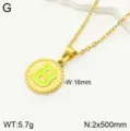 Gros plan du collier avec pendentif lettre en acier inoxydable et finition émail vert. - Lettre B