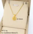 Collier pendentif lettre en acier inoxydable dore pour femme bijou minimaliste elegant. - Lettre C / Or 18 carats