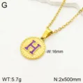 Détail du collier pendentif lettre en acier inoxydable doré avec un design émaillé violet. - Lettre H