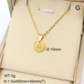 Gros plan d'un collier pendentif lettre en acier inoxydable doré présenté dans une boîte. - Lettre G / Or 18 carats