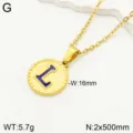 Vue detaillee du collier avec pendentif initiale en acier et charmant detail email bleu. - Lettre L