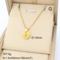Vue détail d'un collier pendentif lettre K en acier inoxydable doré minimaliste en boîte. - Lettre K / Or 18 carats