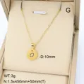 Vue détaillée du collier minimaliste en acier inoxydable doré avec pendentif lettre O. - Lettre O / Or 18 carats