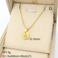 Collier pendentif lettre Q en acier inoxydable doré, vue détaillée de bijoux minimalistes. - Lettre Q / Or 18 carats