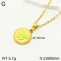 Détail en gros plan du collier pendentif lettre en acier inoxydable avec un design émaillé vert. - Lettre W