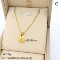 Vue détaillée du collier pendentif lettre S en acier inoxydable doré, design minimaliste. - Lettre S / Or 18 carats