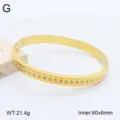 Bracelet jonc en acier inoxydable doré avec cœur et strass, détail de taille et poids. - Or 18 carats / 14