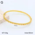 Gros plan du bracelet en acier inoxydable doré avec clous, hauteur 4 mm et diamètre 60 mm. - Or 18 carats / 16